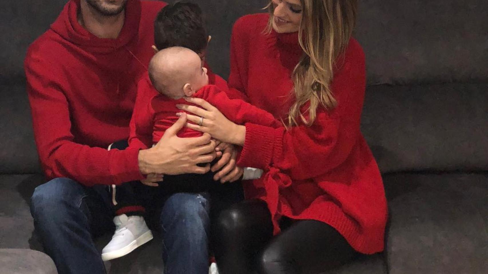 Elena Galera y Sergio Busquets con sus hijos, todos de rojo / INSTAGRAM