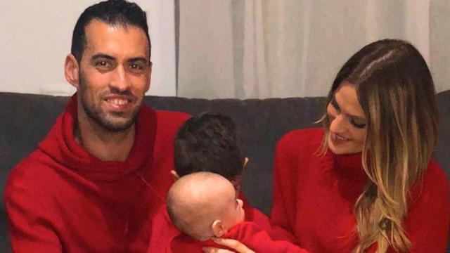 Sergio Busquets y Elena Galera con sus hijos / INSTAGRAM