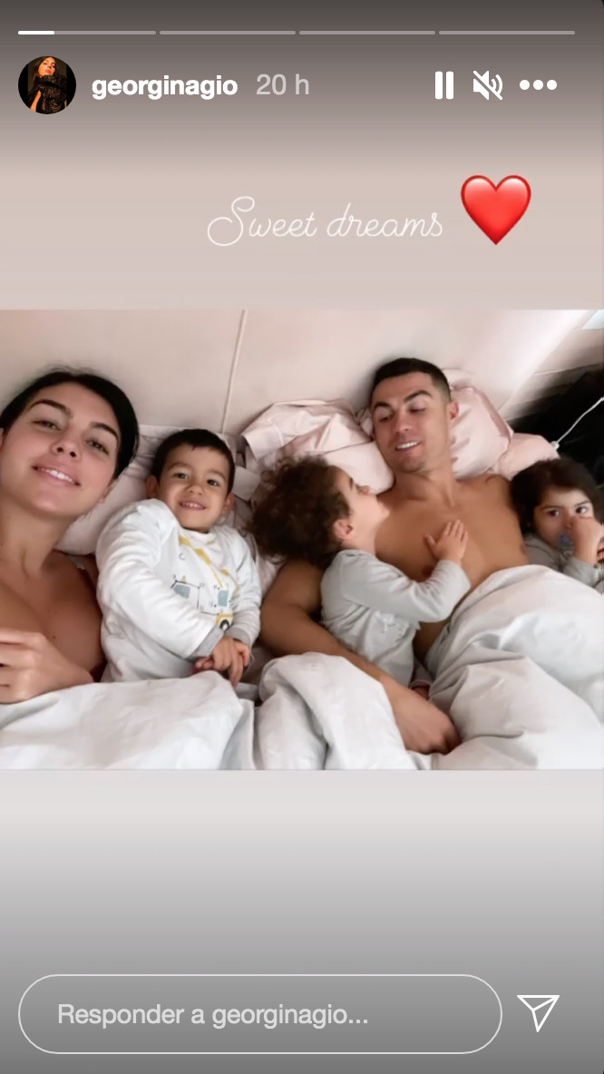 Georgina Rodríguez y Cristiano Ronaldo duermen con sus hijos