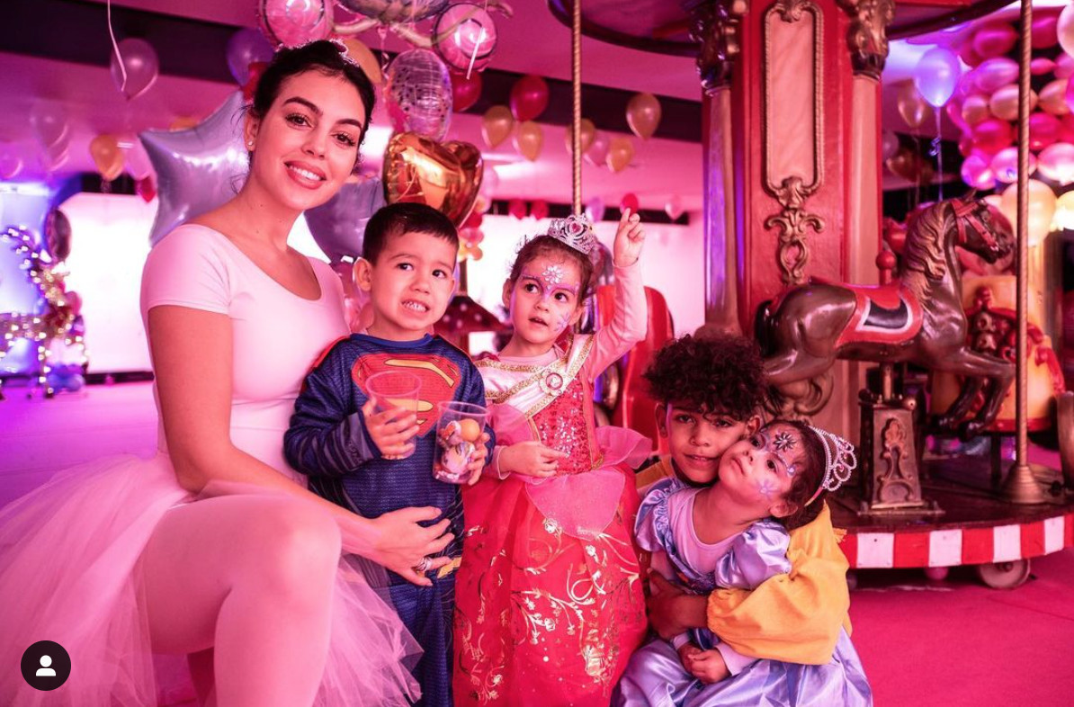 Georgina con sus hijos de cumpleaños