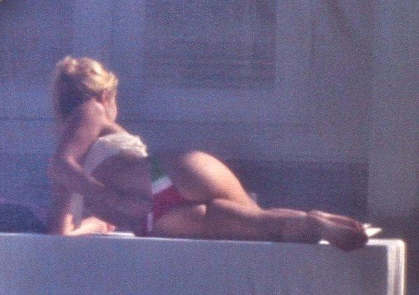 Shakira en tanga de vacaciones en México / Twitter