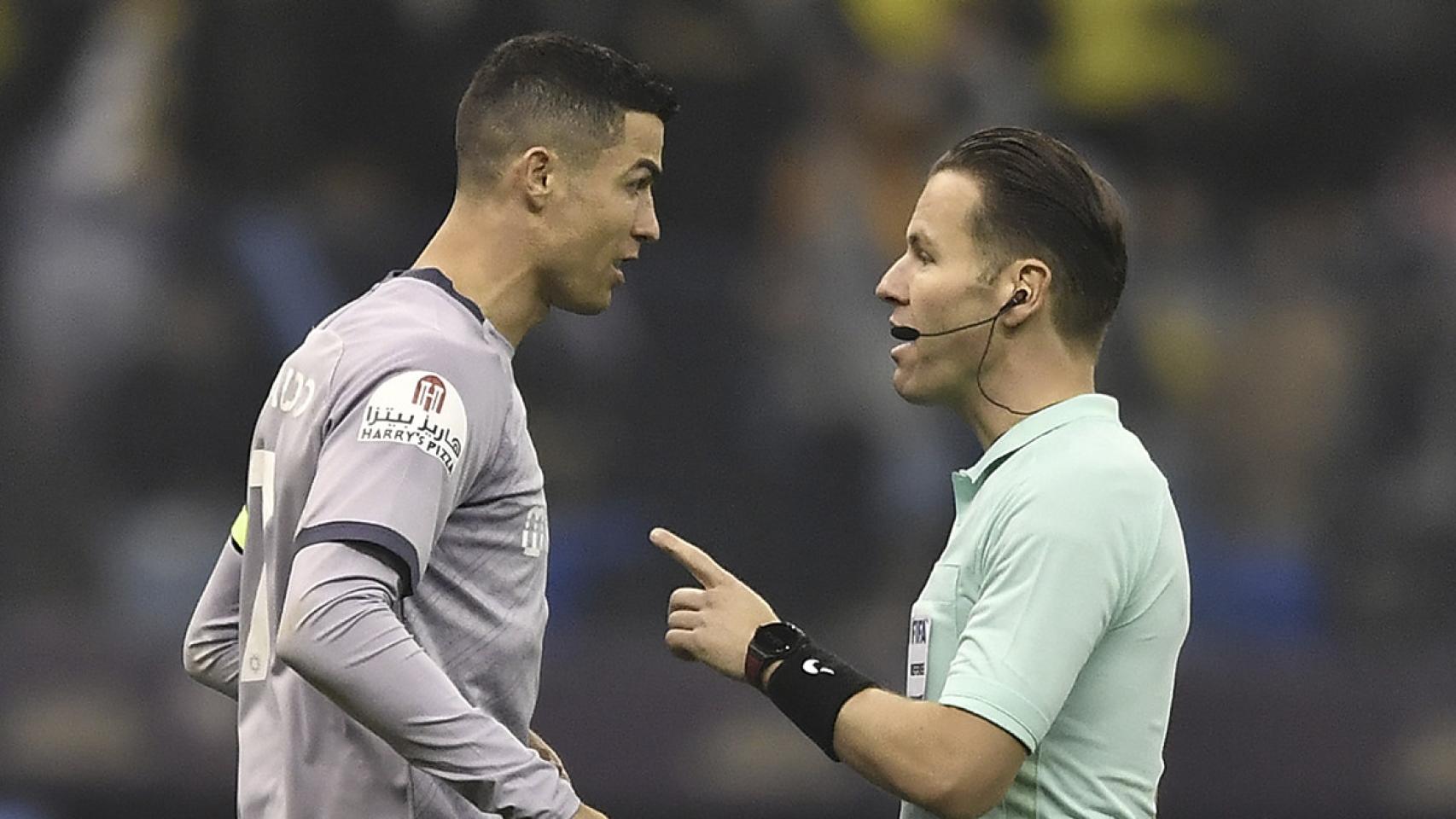 Cristiano Ronaldo discute con el árbitro, durante la Supercopa de Arabia Saudí / EFE