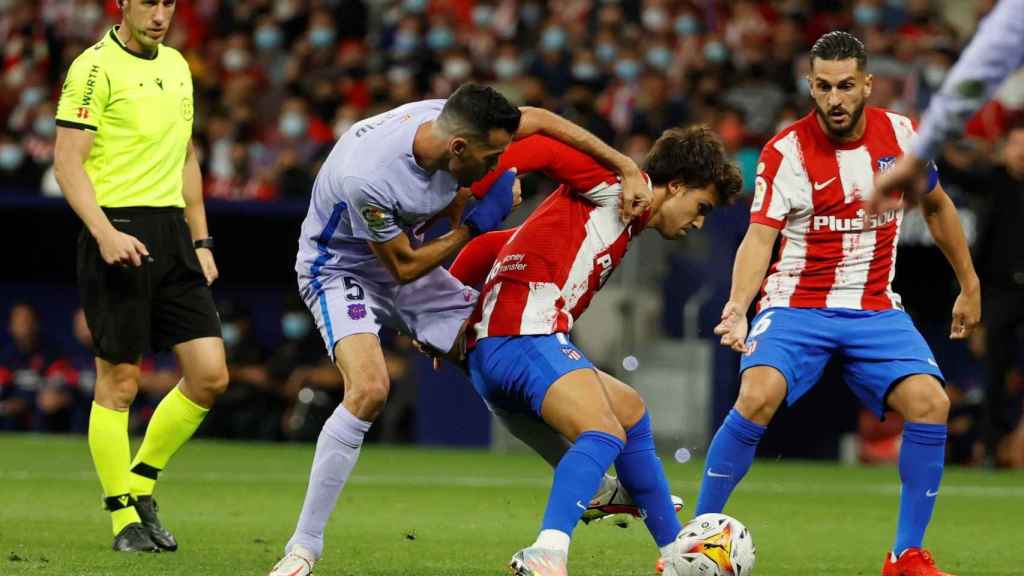 Sergio Busquets defiende a Joao Félix en el Wanda Metropolitano / EFE