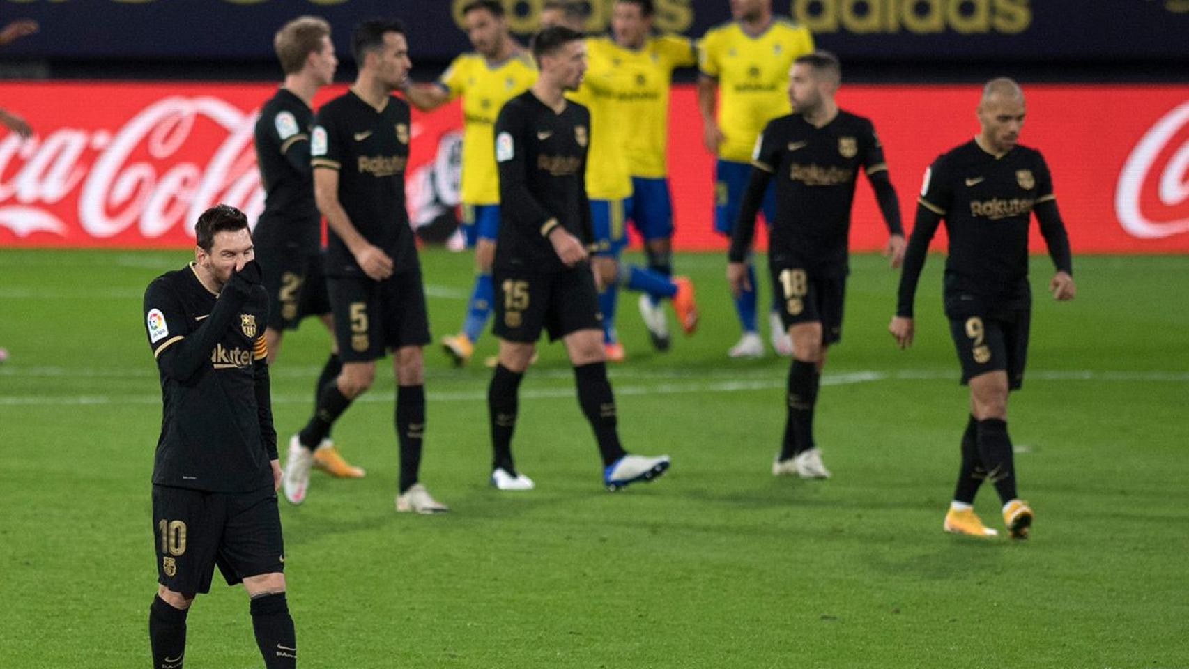 Los jugadores del Barça, tras recibir un gol contra el Cádiz | EFE