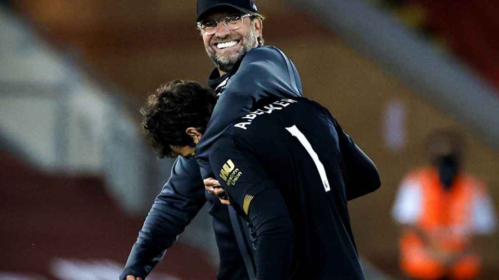 Juegen Klopp con Alisson Becker celebrando la victoria del Liverpool / EFE