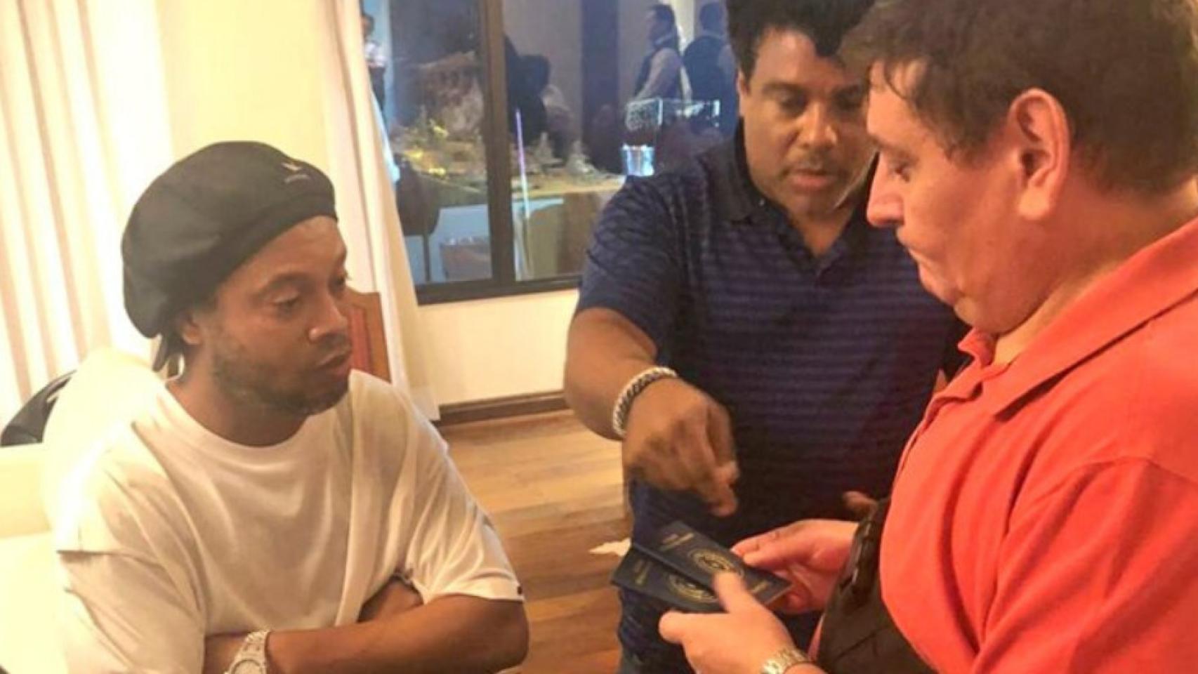 Ronaldinho siendo detenido por la policía paraguaya / Redes