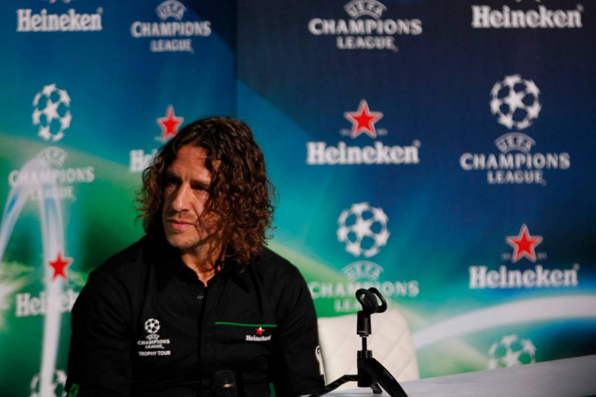 Carles Puyol en un acto de la Champions League con la publicidad de Heineken detrás / EFE
