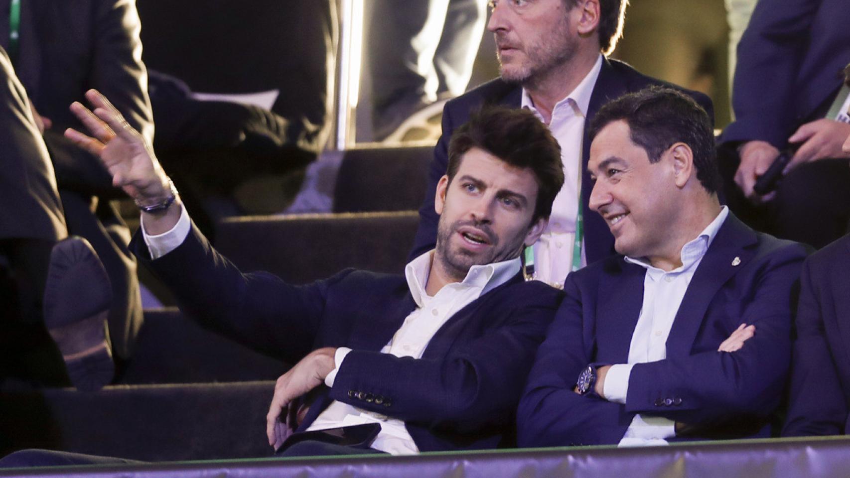 Gerard Piqué conversa con el presidente de Andalucía, Juanma Moreno, en la final de la Davis Cup / EFE