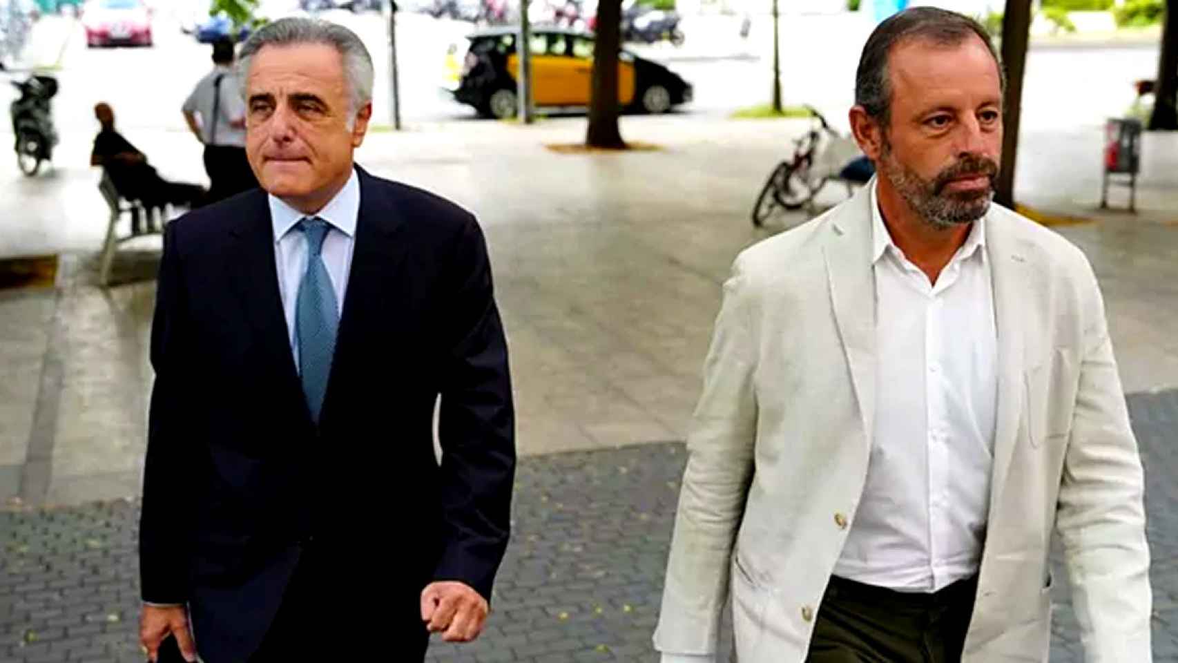 Pau Molins entra con Sandro Rosell en los juzgados de Barcelona
