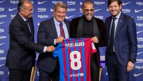 Rafa Yuste, Joan Laporta, Dani Alves y Mateu Alemany, en la presentación oficial del defensa brasileño / EFE