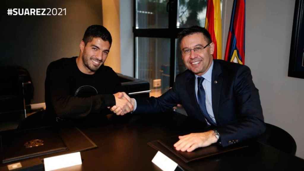 Luis Suárez y Josep Maria Bartomeu en la renovación del uruguayo / EFE