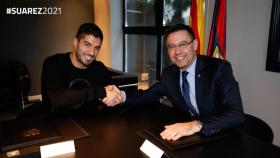 Luis Suárez y Josep Maria Bartomeu en la renovación del uruguayo / EFE