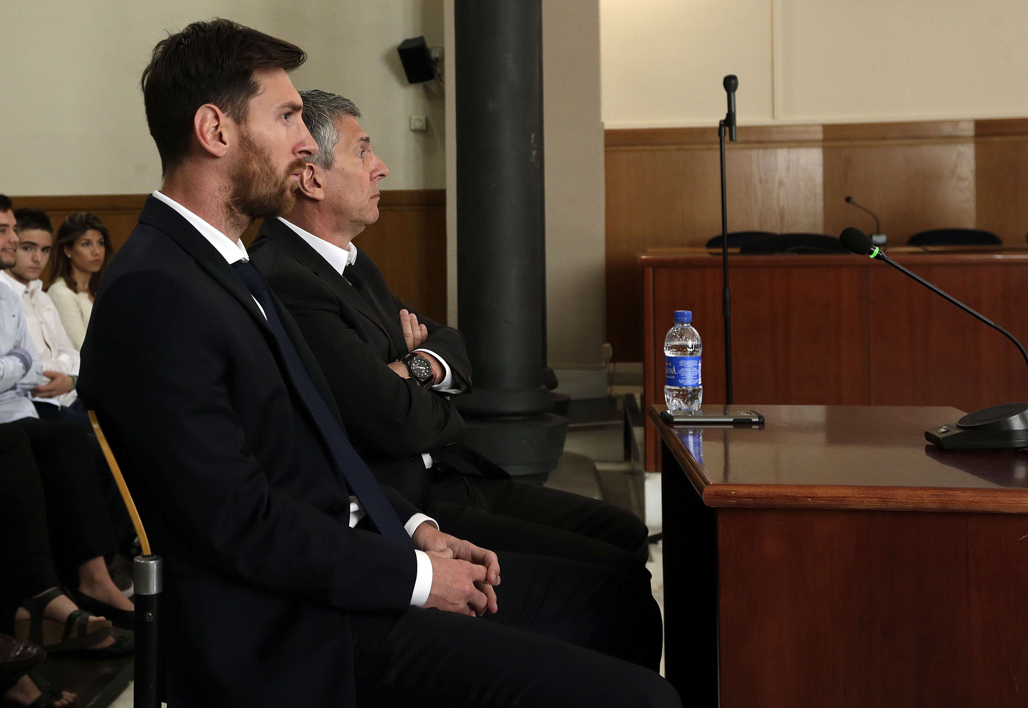 Una foto de Leo y Jorge Messi en los juzgados de Barcelona / EFE