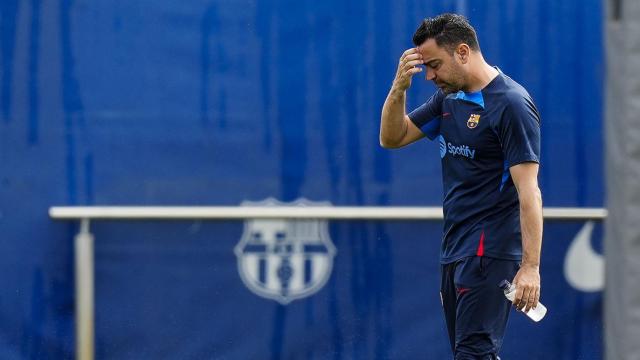 Xavi, pensativo, durante un entrenamiento del Barça / EFE