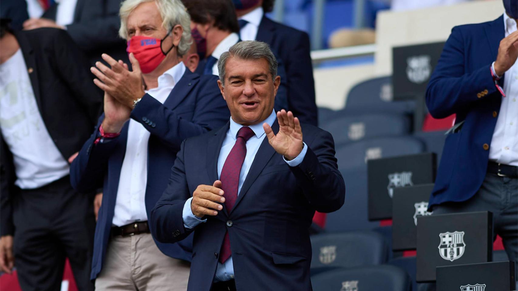 Joan Laporta, saludando desde el palco del Camp Nou / REDES