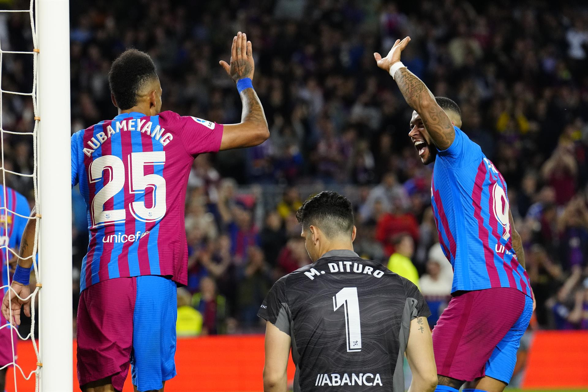 Aubameyang y Memphis se felicitan tras un gol del Barça al Celta