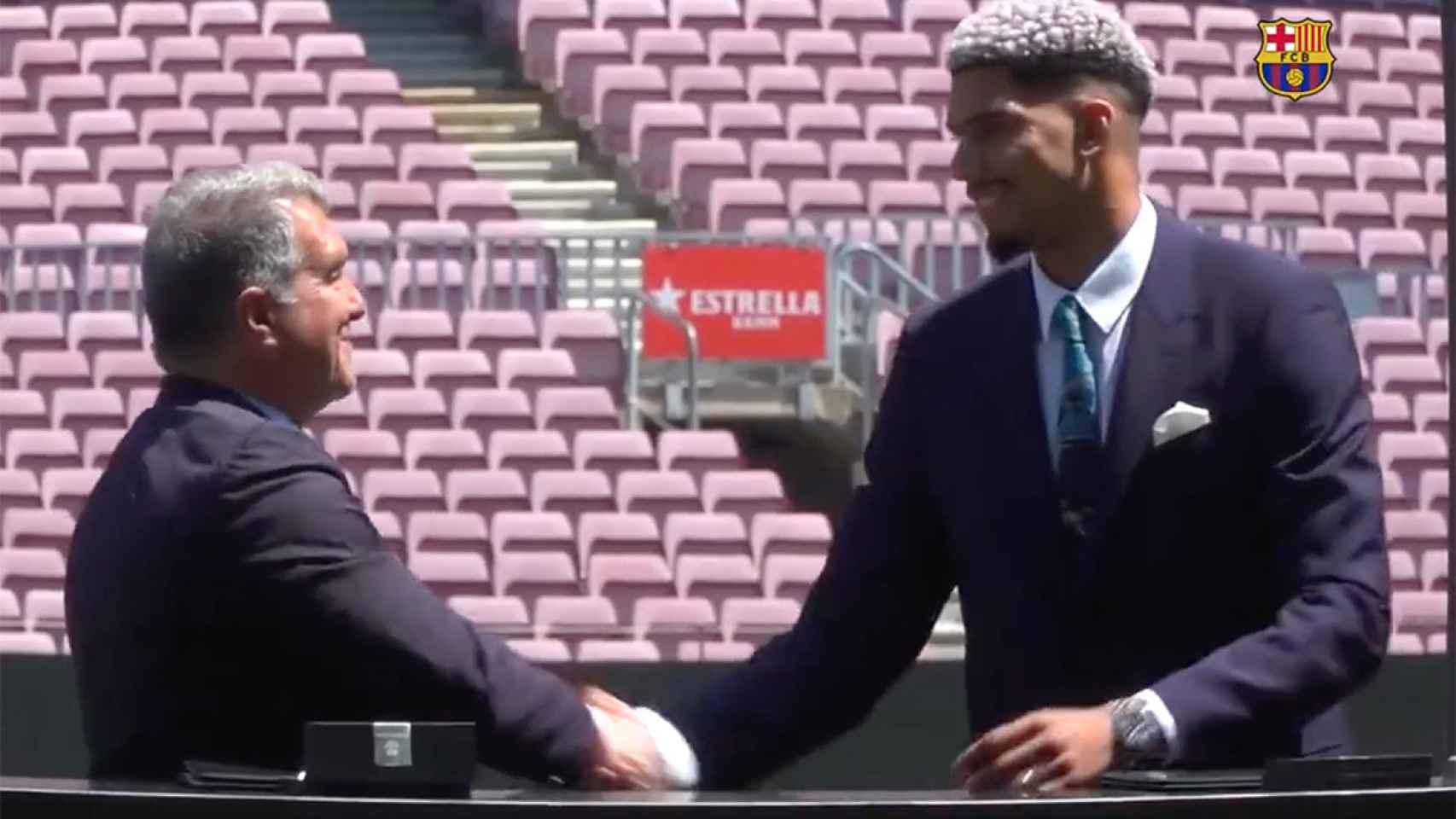 Ronald Araujo y Joan Laporta, sellando la renovación en el Camp Nou / Captura FCB