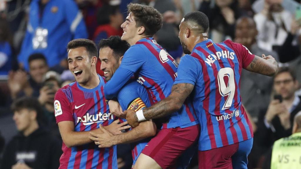 Los jugadores del Barça felicitan a Busquets por su gol al Mallorca / EFE
