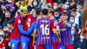 Pedri, Araujo y Gavi, haciendo piña tras un gol del Barça al Atlético / EFE