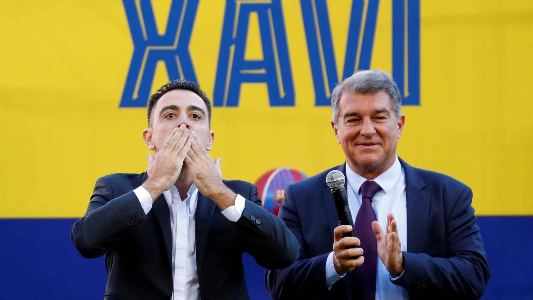 Joan Laporta aplaude durante la presentación de Xavi como nuevo entrenador del Barça / EFE