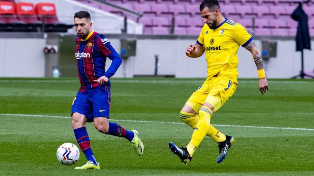 Jordi Alba, en una acción contra el Cádiz | FCB
