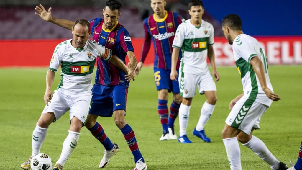 Sergio Busquets, en una acción ante el Elche | FCB