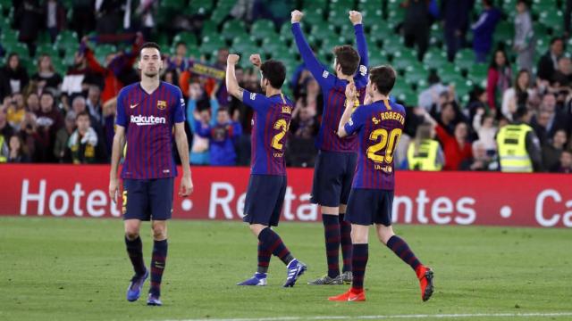 Busquets, Roberto, Aleñá y Piqué celebrando el triunfo en el Benito Villamarín / FC Barcelona
