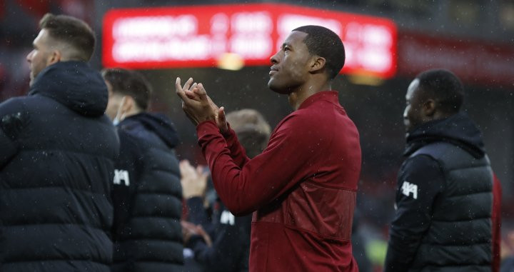 Wijnaldum despidéndose de Anfield / EFE