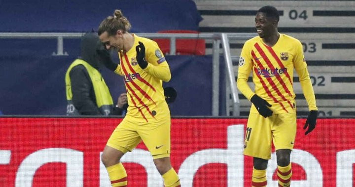 Griezmann y Dembelé en la celebración de un gol ante el Ferencvaros / EFE