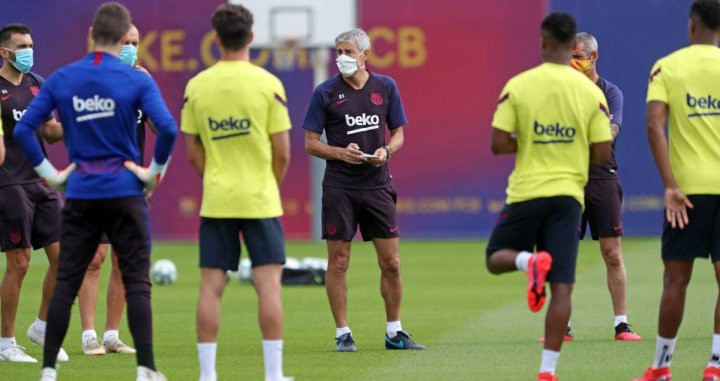 El staff de Quique Setién, charlando con los jugadores | EFE