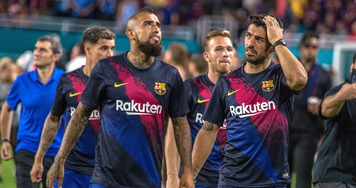 Arturo Vidal y Luis Suárez tras el partido contra el Nápoles / EFE
