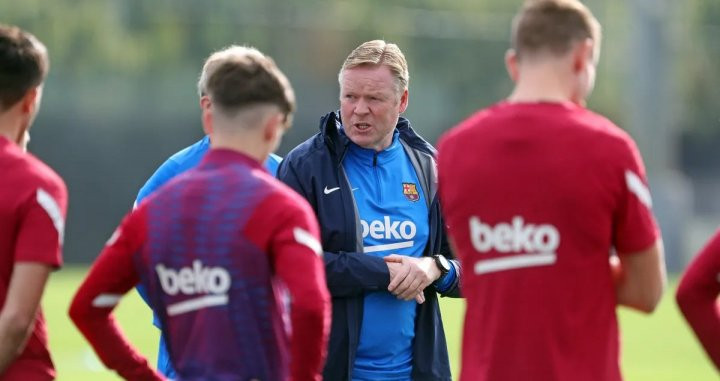 Ronald Koeman, dirigiendo un entrenamiento del Barça / FCB