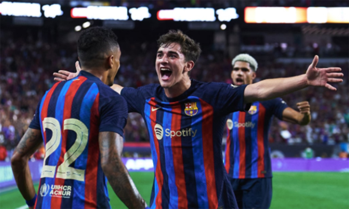 Gavi y Araujo, celebrando el golazo de Raphinha al Real Madrid / FCB