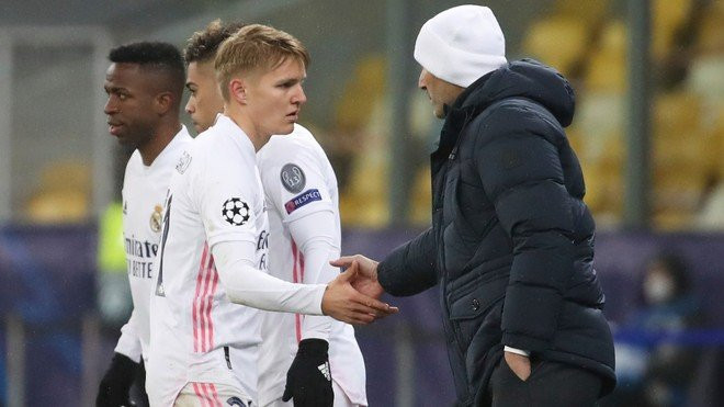 Zidane con Odegaard, Militao y Mariano en un partido / REDES