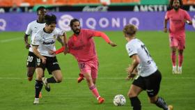Isco luchando un balón con Carlos Soler contra el Valencia / Redes