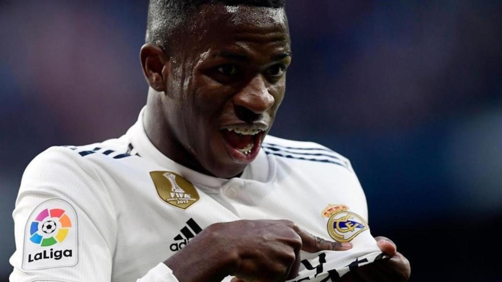 Vinicius celebra un gol señalando el escudo del Real Madrid | EFE