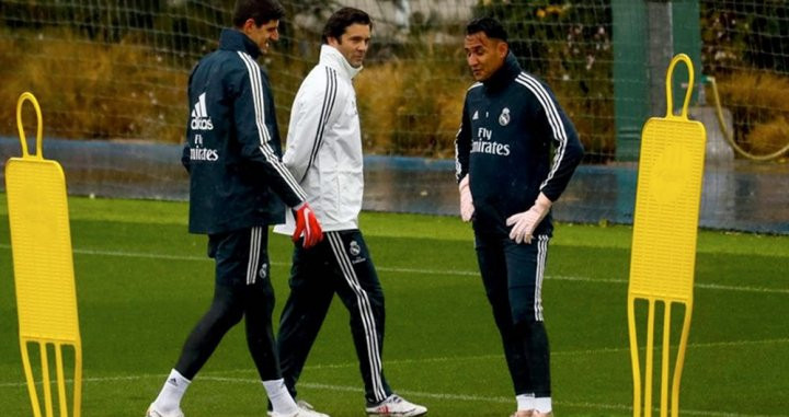Los porteros del Real Madrid Keylor Navas (d) y Thibaut Courtois (i) se entrenan ante el técnico, Santiago Solari / EFE