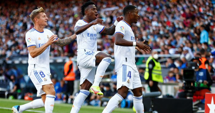 Vinicius y compañía celebran el gol de Alaba en el Camp Nou EFE