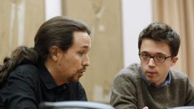El líder de Podemos, Pablo Iglesias, conversa con el portavoz parlamentario de su partido, Íñigo Errejón.