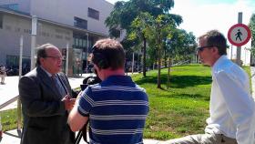Francesc Duch, el secretario general del sindicato Metges de Catalunya, conversa con dos periodistas británicos.
