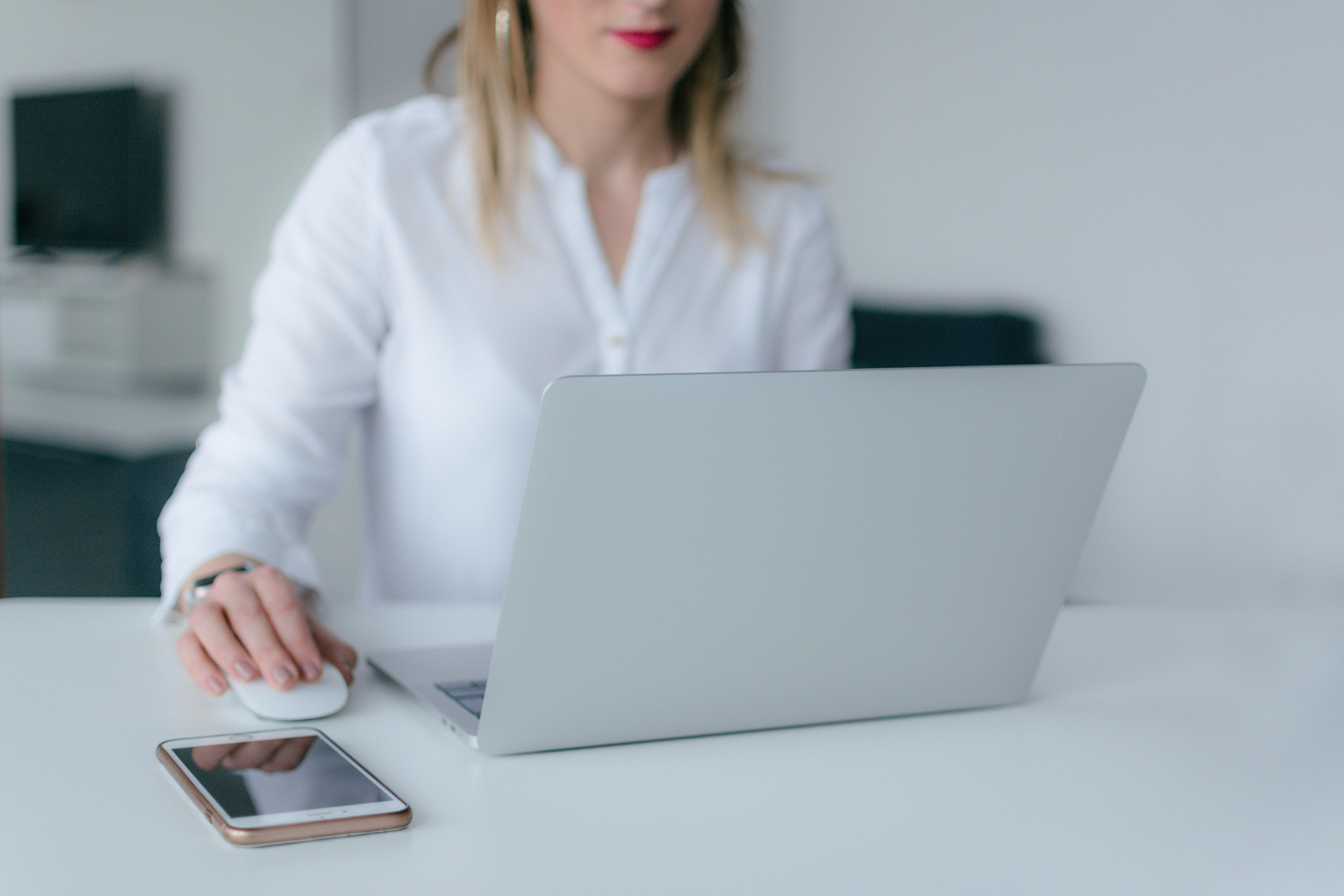 Una chica trabaja con su ordenador / PEXELS