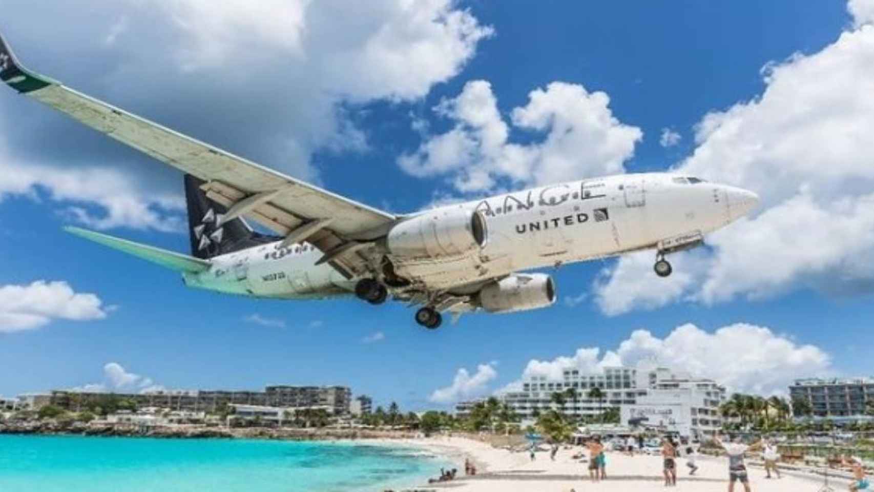 Avión aterrizando en uno de estos curiosos aeropuertos / PRINCESS JULIANA INTERNATIONAL AIRPORT