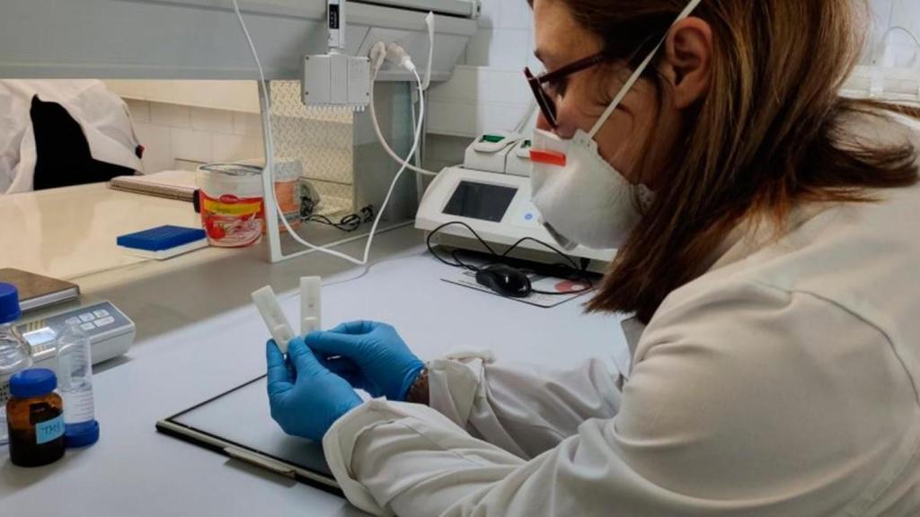 Una investigadora participa en el desarrollo de test de coronavirus / EP