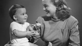 Una foto de archivo de una madre junto a su bebé / Europa Press