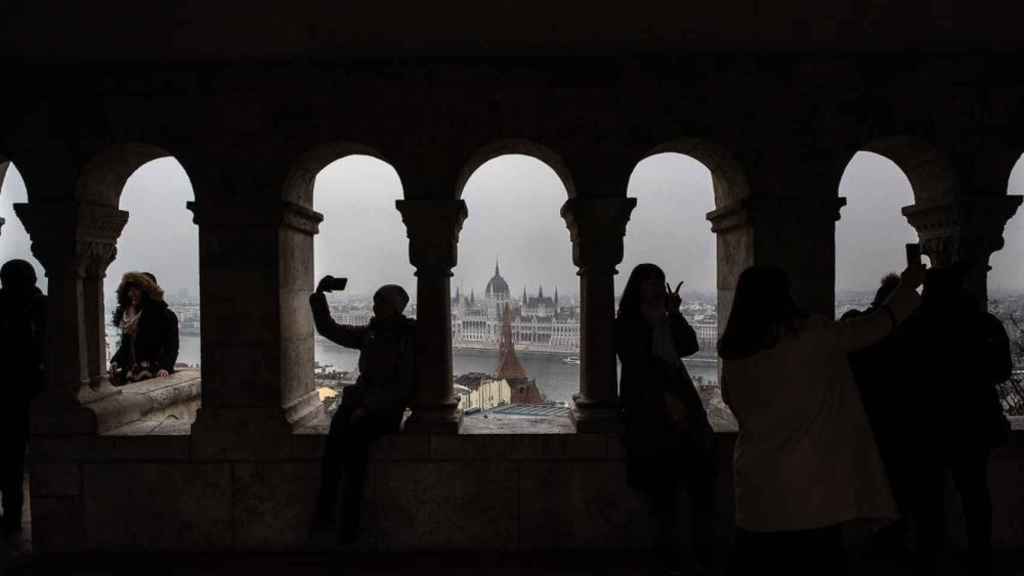 Un grupo de turistas en el Bastión de los Pescadores de Budapest / JUAN MARÍA RODRÍGUEZ