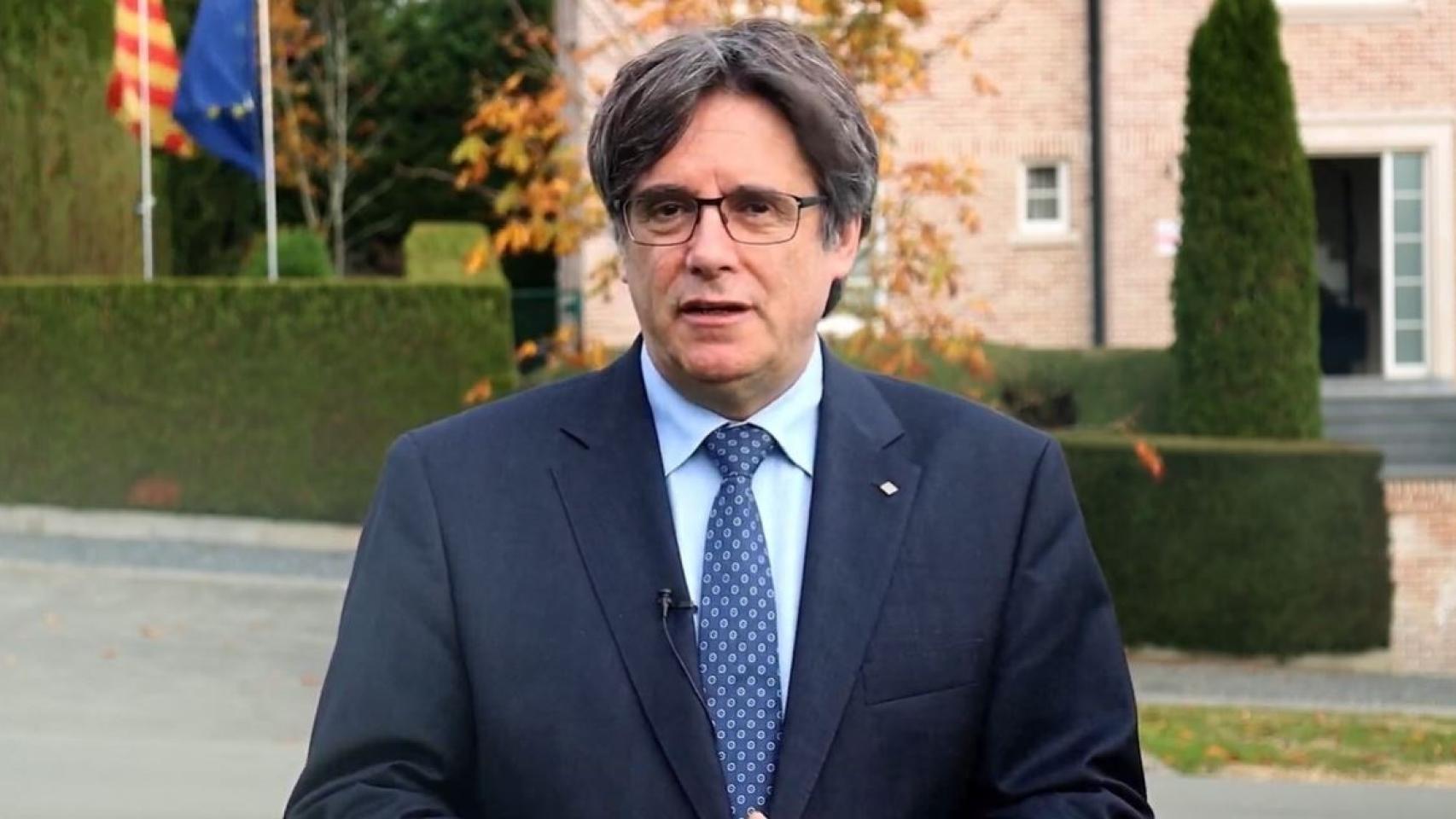 El fugado Carles Puigdemont (JxCat), ante su chalet en la lujosa localidad belga de Waterloo / EUROPA PRESS
