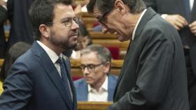 El presidente de la Generalitat, Pere Aragonés (ERC), y el líder del PSC, Salvador Illa, conversando en el Parlament / EFE - Marta Perez