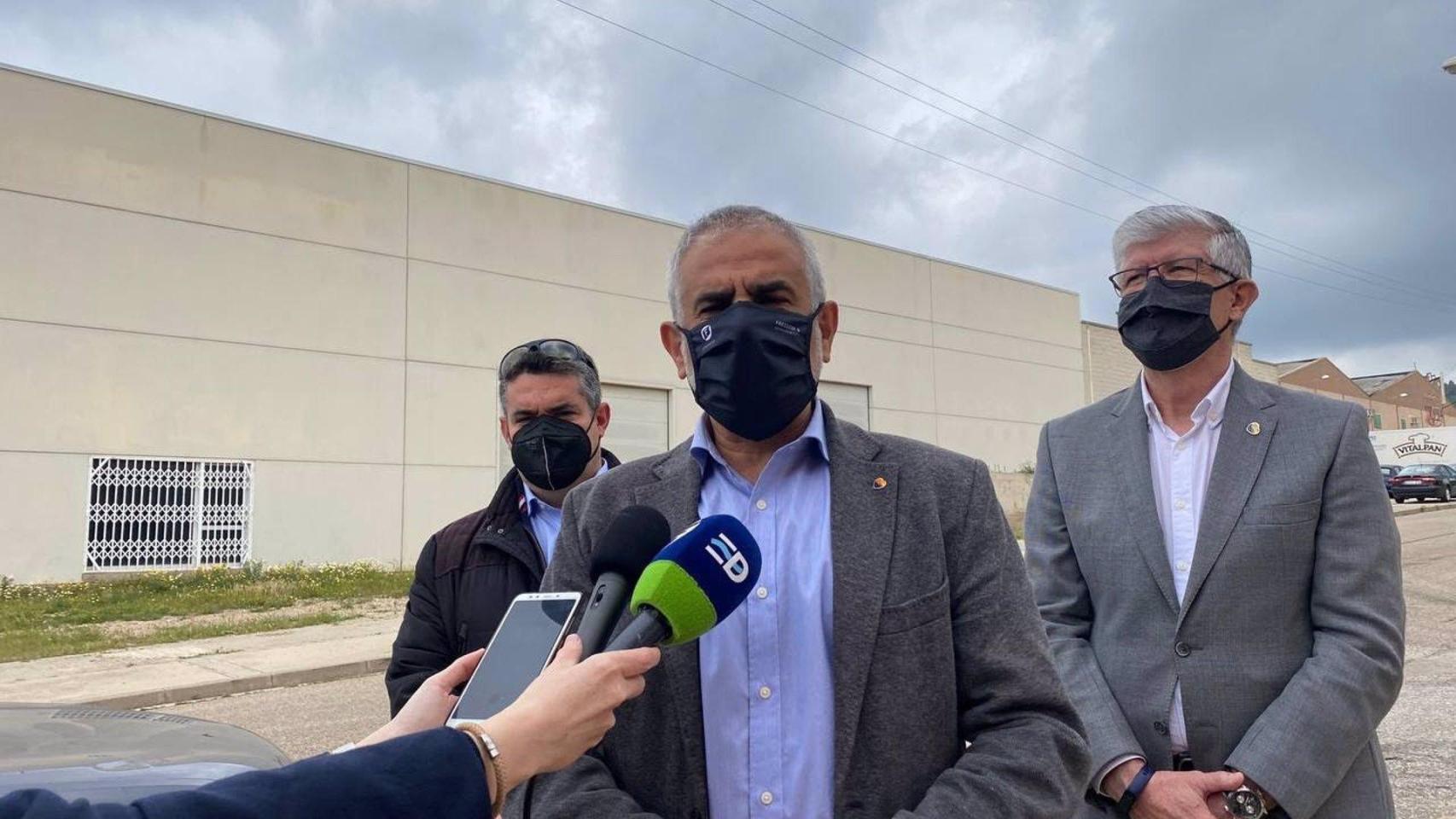 El líder de Cs en Cataluña, Carlos Carrizosa, hablando con los medios en Tortosa (Tarragona) / CS