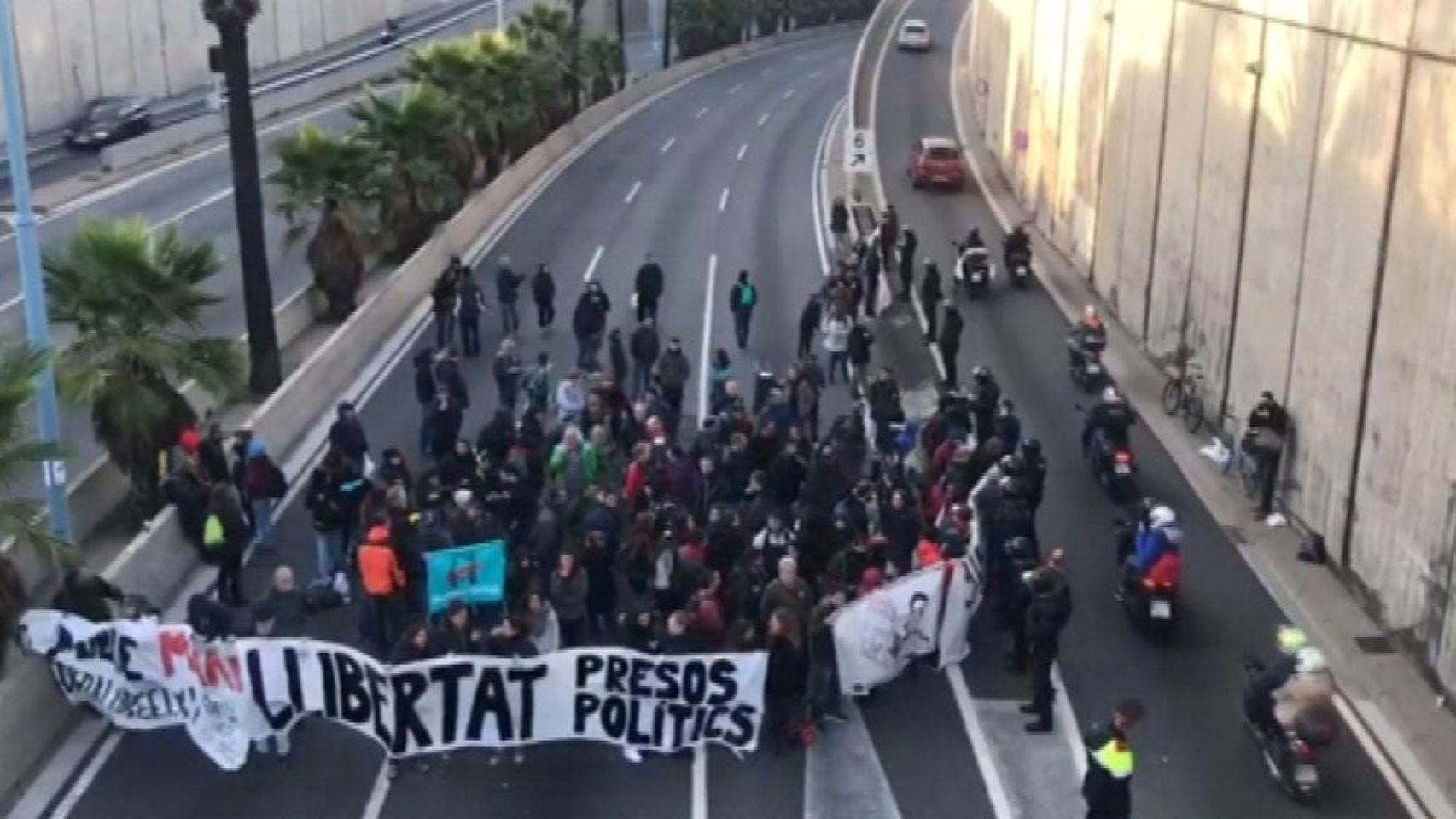 Miembros de los CDR cortan la ronda de Dalt de Barcelona el 8-N / CDR