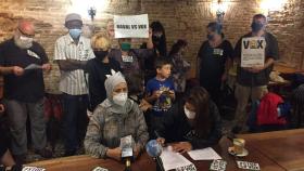 Los vecinos del Raval durante la lectura de su comunicado contra Vox / TWITTER